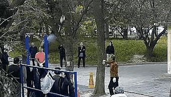 北京大爷低温下连续做14个单杠大回环，突发心肌梗塞亡，监控曝光（视频/组图） - 4