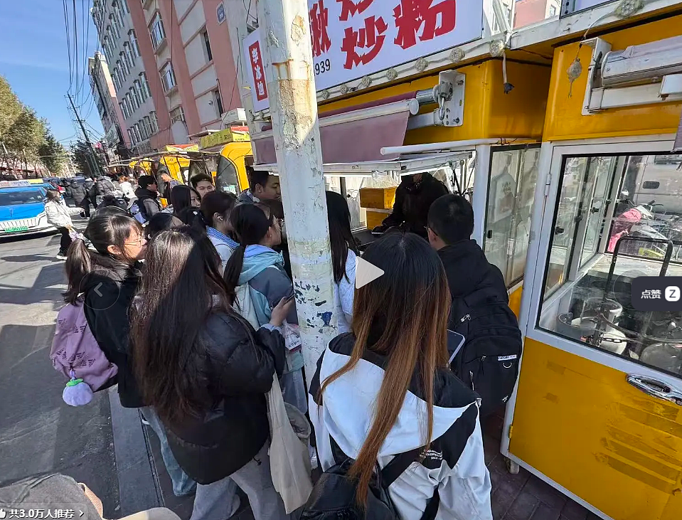 【情感】这个冬天最火的父爱炒饭！女儿一句“想家”，单亲爸爸千里奔赴，暖哭无数人（组图） - 1
