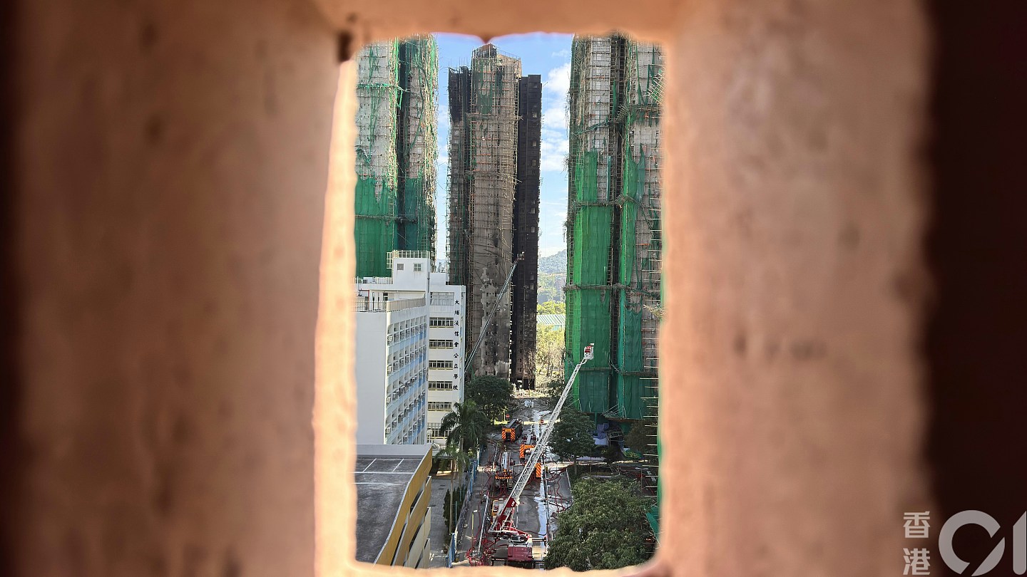 起火1分钟逃生失踪,香港母子每日翻相哭寻父落空(组图) - 1