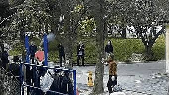 北京大爷低温下连续做14个单杠大回环，突发心肌梗塞亡，监控曝光（视频/组图） - 1
