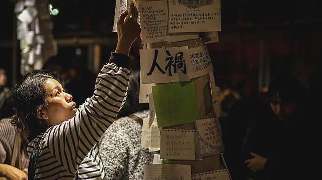竹棚争议、“官进民退”到“以灾乱港”：香港宏福苑大火后的舆情兴起和转向（组图） - 9