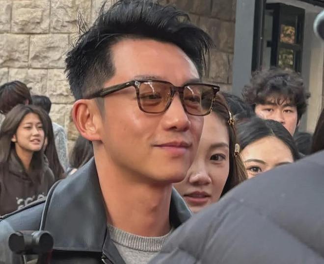 郑恺晒与陈赫等10人合影,被扒P掉7处烟盒打火机,遭吐槽一群老登(组图) - 1