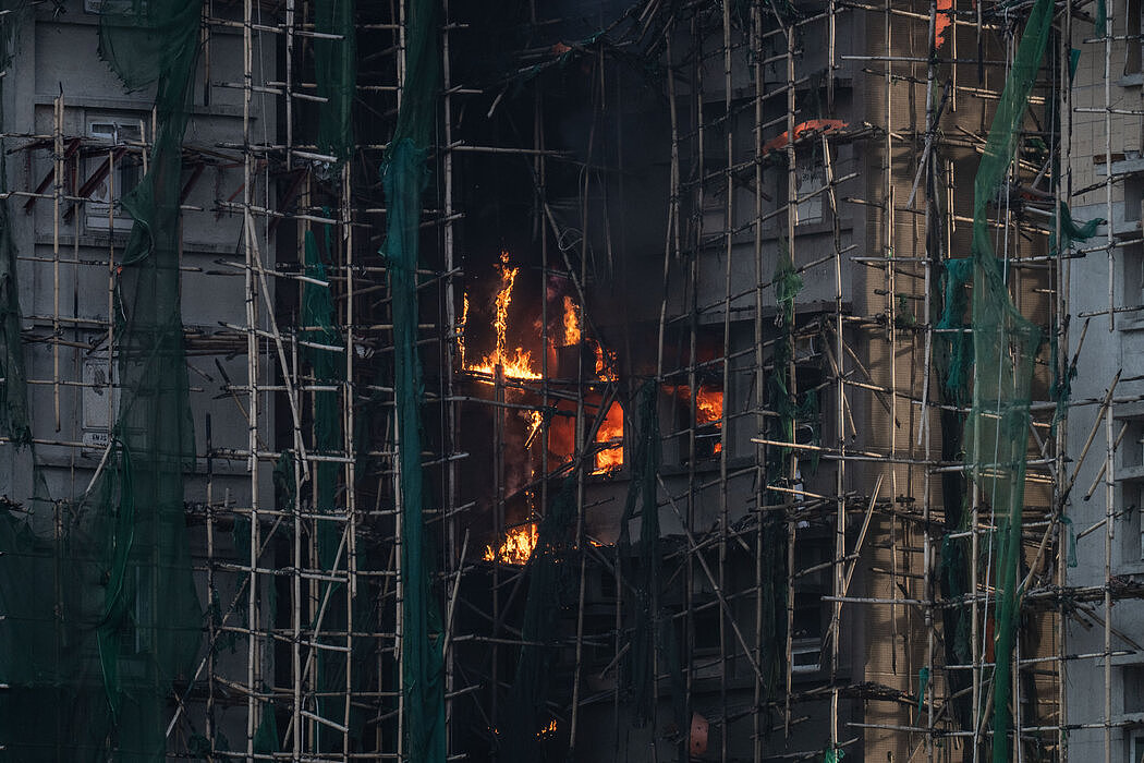 宏福苑大火调查:港府称建筑外墙棚网不符合阻燃标准(组图) - 2