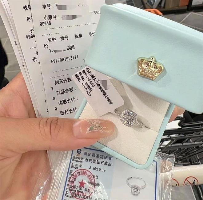 胖东来“小方糖戒指”热卖,1克拉售价169元,自带鉴定证书显示系“莫桑石”,有代购加价20元转售(组图) - 1