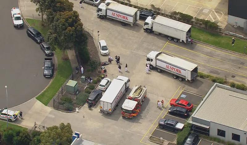 今早1死1伤，澳洲工地围墙倒塌；24人送医，给猪肉“美容”不当，墨尔本加工厂发生泄露；悉尼上周末工厂大爆炸（组图） - 5