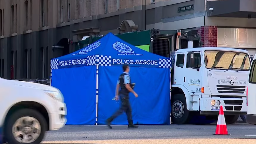 悲剧！悉尼CBD今晨发生惨烈车祸，电动车迎面撞上垃圾车，骑手当场死亡，新州全面收紧电动自行车监管（组图） - 2