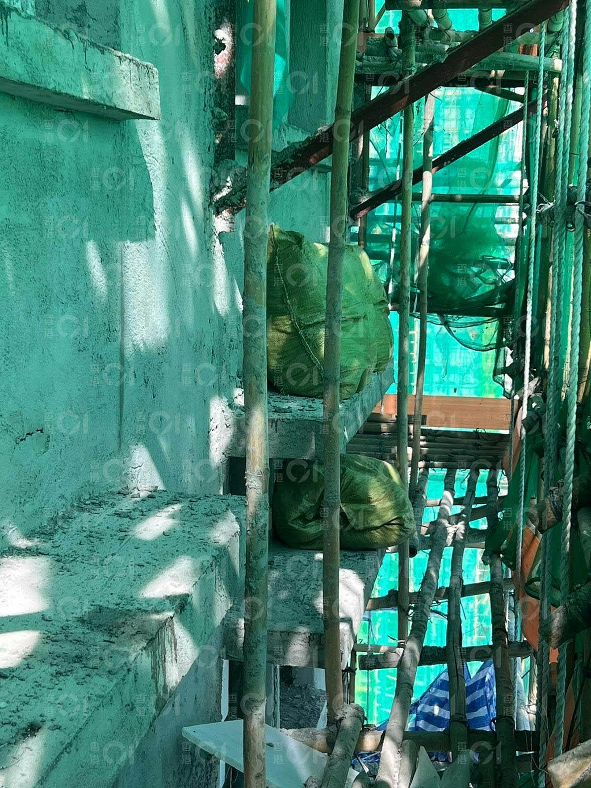 香港大火补装棚网工人开腔:旧网脆化,棚上屡见发泡胶(组图) - 2