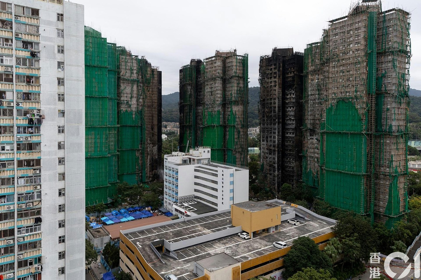 香港大火补装棚网工人开腔:旧网脆化,棚上屡见发泡胶(组图) - 5