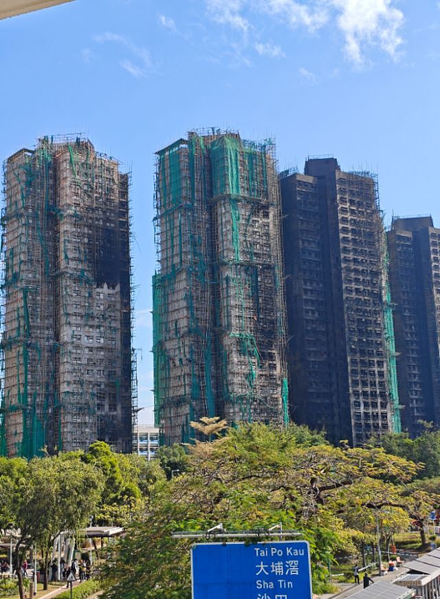 定居香港的杭州人,亲历宏福苑大火:70岁儿媳敲邻居门,大喊“快走,着火啦!”(组图) - 1
