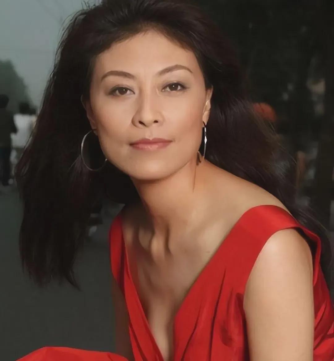 【情感】63岁影后演“豪门婆婆”杀疯了!28岁成单亲妈妈,40岁患癌,她的人生比电视剧还狠(组图) - 1
