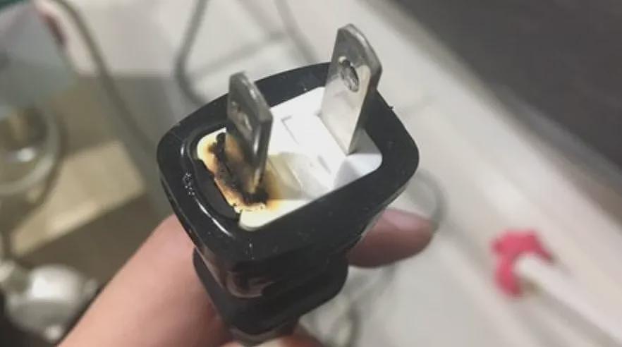 电器插头冒出一阵“闪电”，还能继续用吗？（组图） - 1