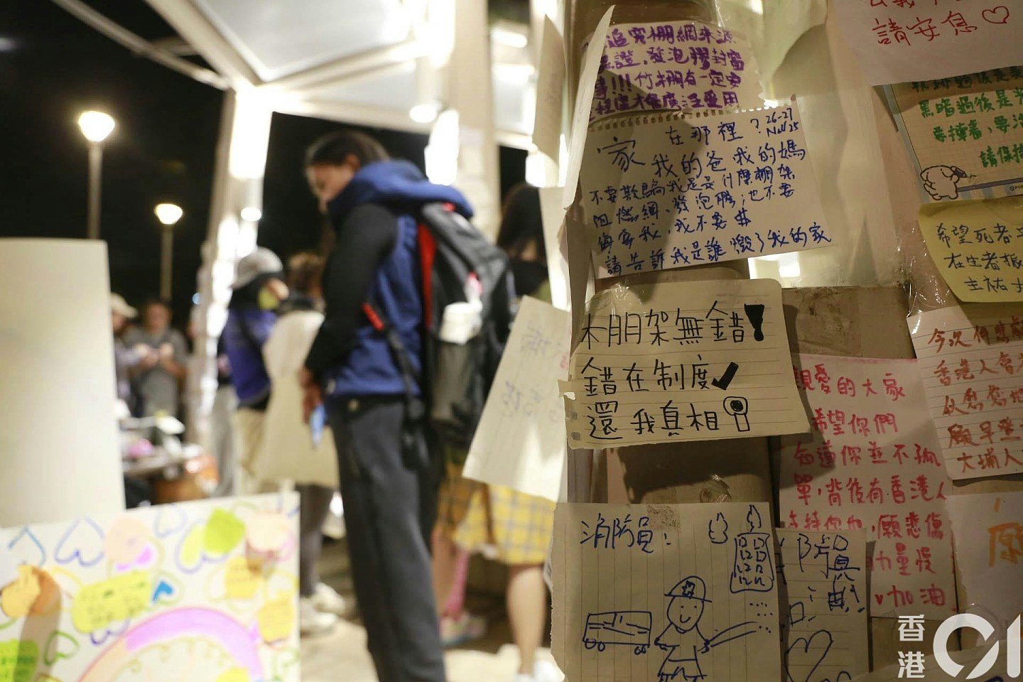 香港大火补装棚网工人开腔:旧网脆化,棚上屡见发泡胶(组图) - 7