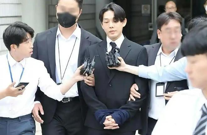刘亚仁现身上海酒吧,与多位男性搂搂亲亲,风波后彻底放飞自我(组图) - 9