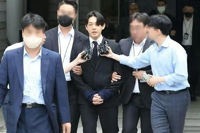 刘亚仁现身上海酒吧,与多位男性搂搂亲亲,风波后彻底放飞自我(组图) - 10