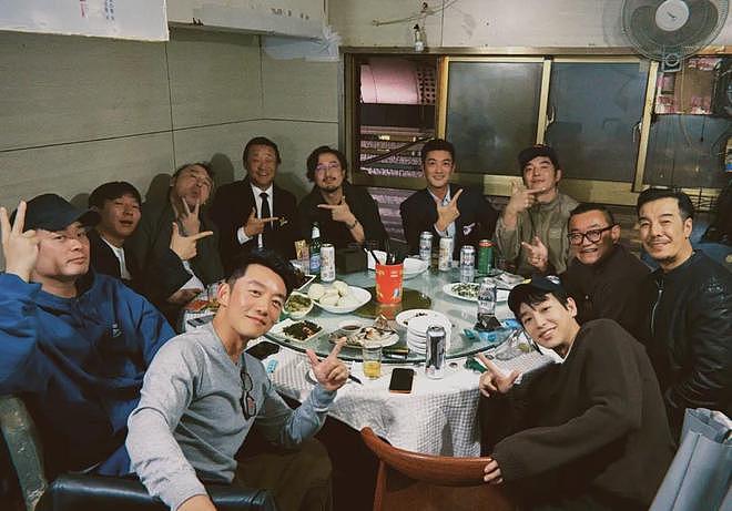 郑恺晒与陈赫等10人合影,被扒P掉7处烟盒打火机,遭吐槽一群老登(组图) - 8