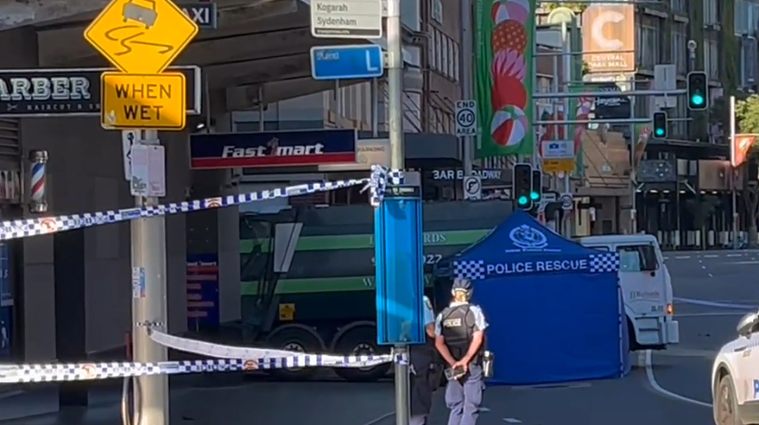 悲剧！悉尼CBD今晨发生惨烈车祸，电动车迎面撞上垃圾车，骑手当场死亡，新州全面收紧电动自行车监管（组图） - 3