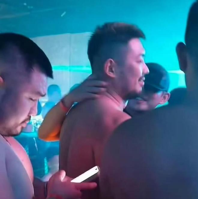 刘亚仁现身上海酒吧,与多位男性搂搂亲亲,风波后彻底放飞自我(组图) - 4