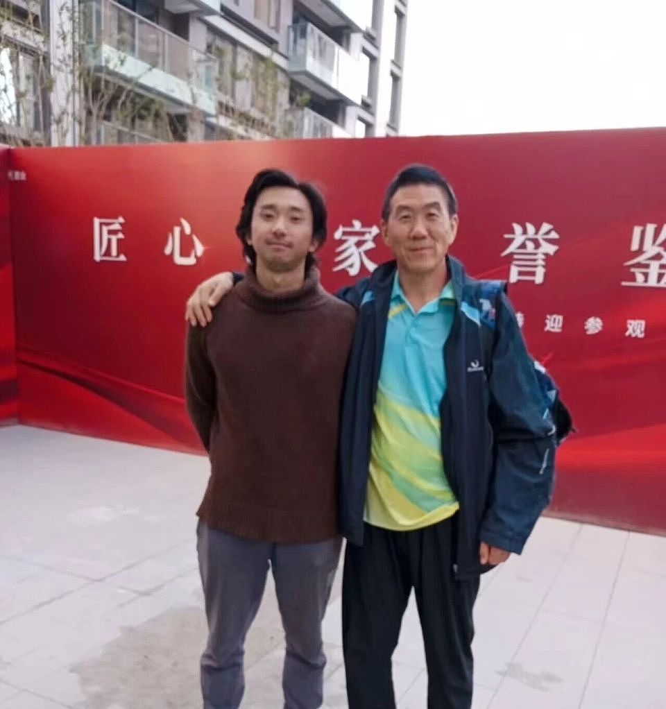 曾在澳洲留学，花几千澳元给女友买包！32岁富二代有三个硕士文凭，却在大理流浪，月花100元（组图） - 4