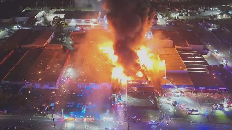 今早1死1伤，澳洲工地围墙倒塌；24人送医，给猪肉“美容”不当，墨尔本加工厂发生泄露；悉尼上周末工厂大爆炸（组图） - 9