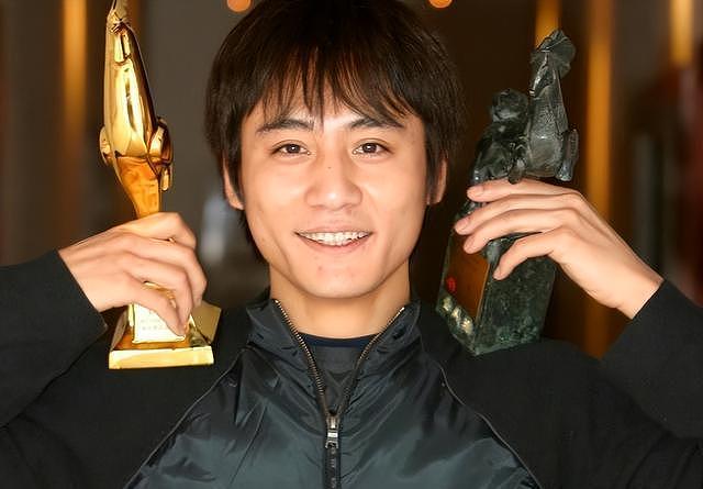 混血基因的“弊端”出现了，47岁刘烨老来俏，让儿子诺一尴尬了（组图） - 1