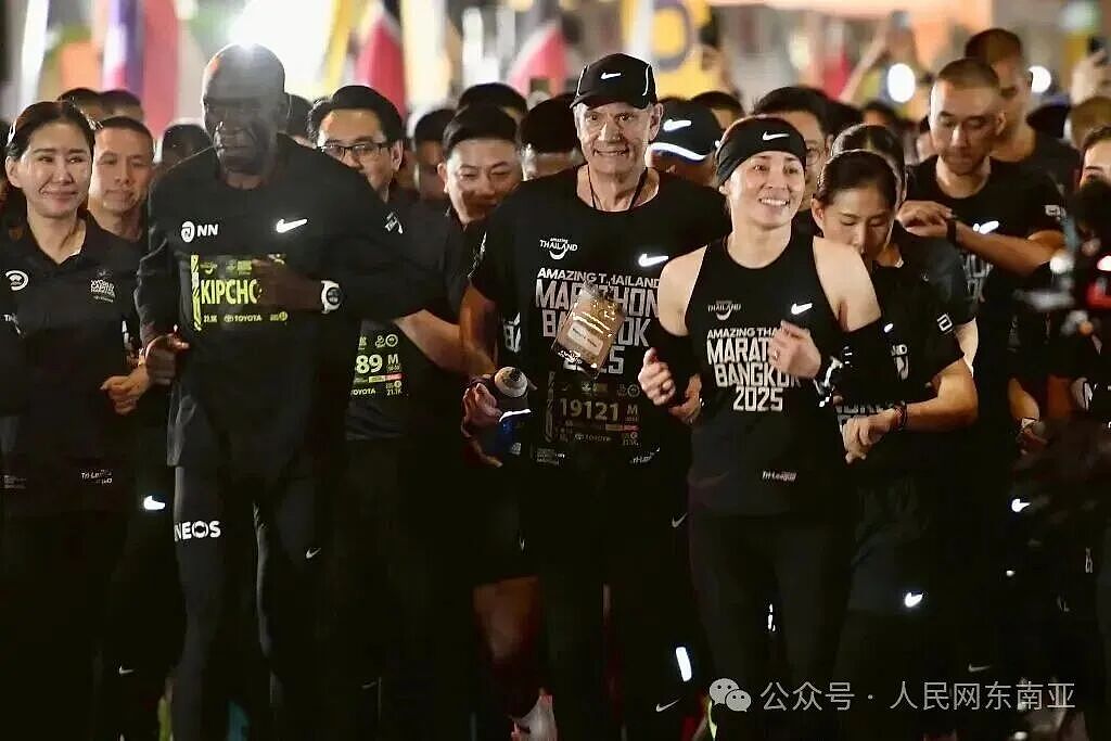 47岁泰国王后素提达素颜参加马拉松,将以“运动员身份”参加帆船比赛(组图) - 1
