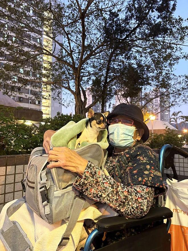定居香港的杭州人,亲历宏福苑大火:70岁儿媳敲邻居门,大喊“快走,着火啦!”(组图) - 3
