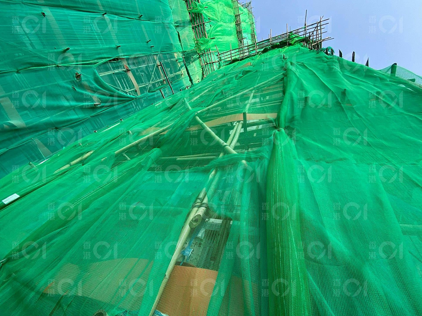 香港大火补装棚网工人开腔:旧网脆化,棚上屡见发泡胶(组图) - 1