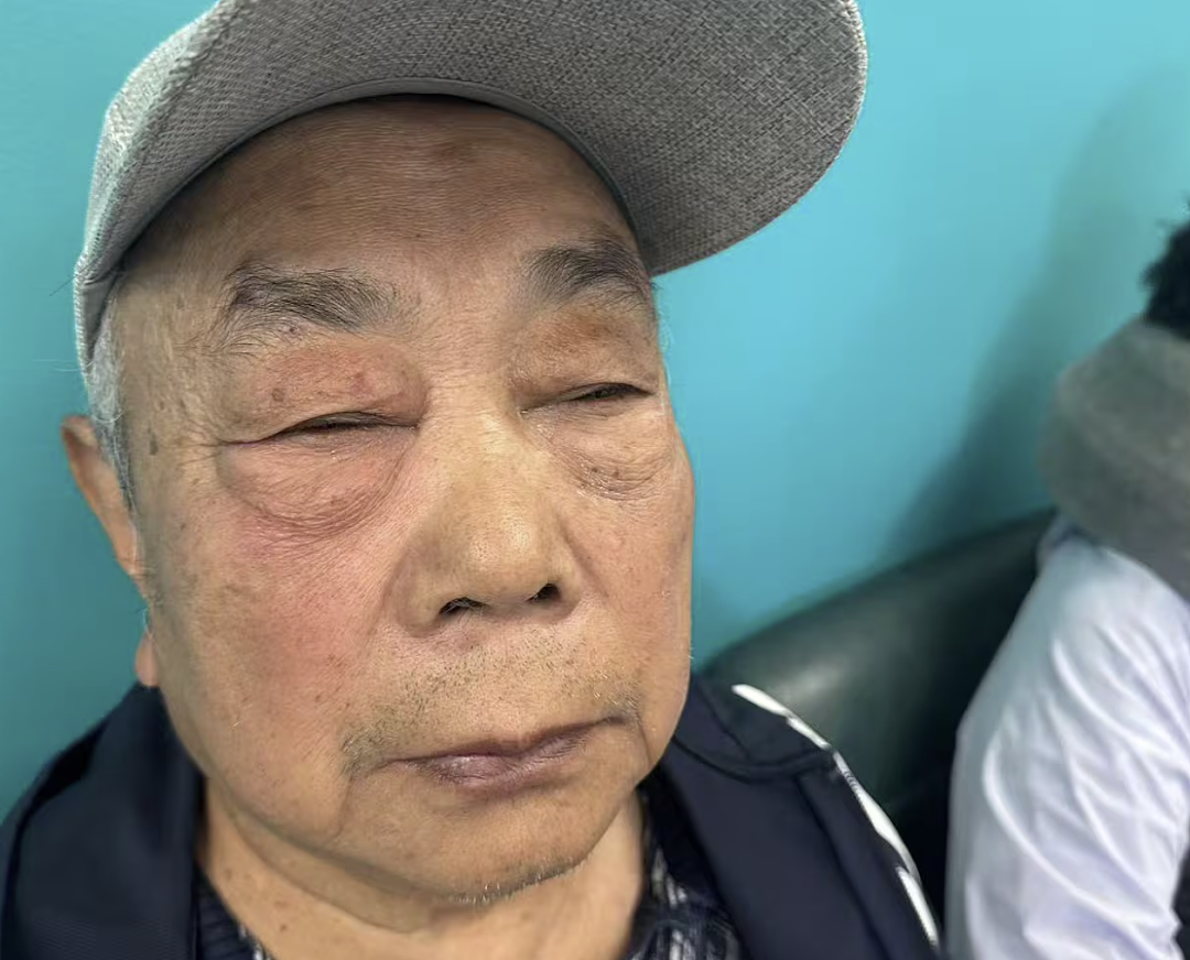 怒炸!加拿大华人机场遭辱,竟被撕毁登机牌+抢手机,打伤老父亲,视频曝光(组图) - 5