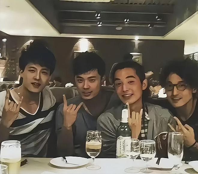 郑恺晒与陈赫等10人合影,被扒P掉7处烟盒打火机,遭吐槽一群老登(组图) - 12
