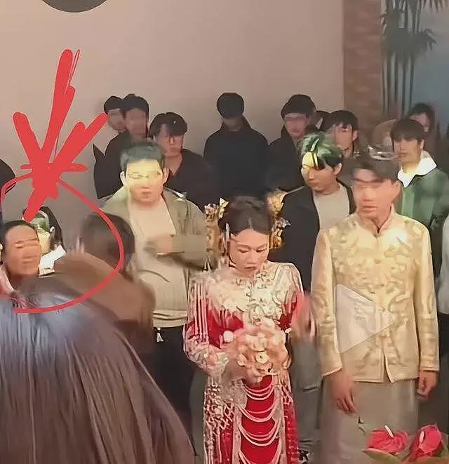 山东新娘盖头被扯下后续：大妈正脸曝光，知情人透露原因，太离谱（组图） - 6