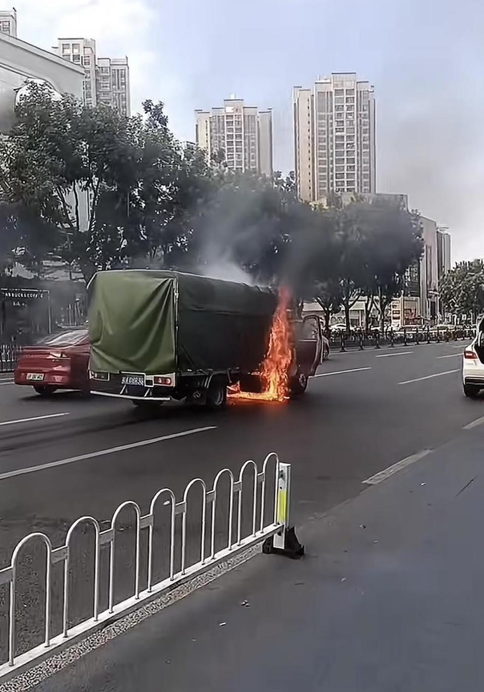 广州一路段火势蔓延几十米，周边商铺员工：货车疑漏油导致火势蔓延 当地通报称明火已扑灭（视频/组图） - 2