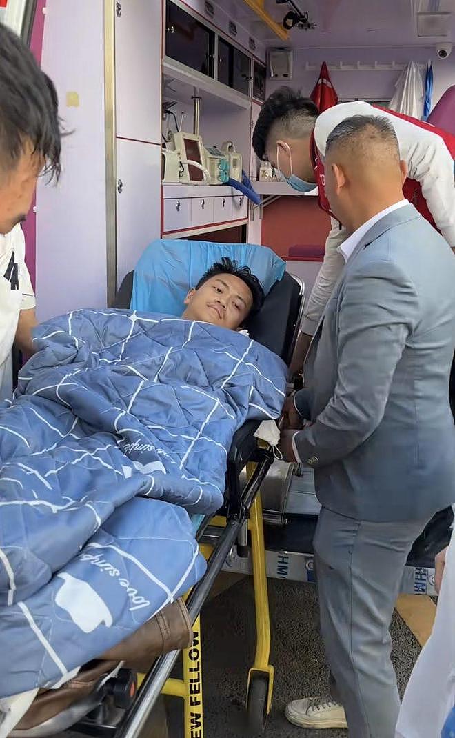 中国网红在非洲遭绑架打断腿：全身水肿，双腿呈斜状态（组图） - 1