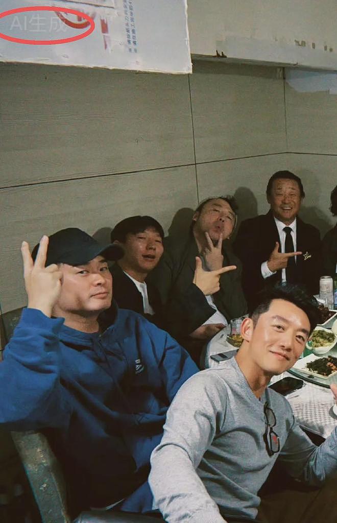 郑恺晒与陈赫等10人合影,被扒P掉7处烟盒打火机,遭吐槽一群老登(组图) - 4
