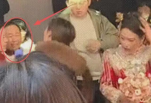 山东新娘盖头被扯下后续：大妈正脸曝光，知情人透露原因，太离谱（组图） - 13