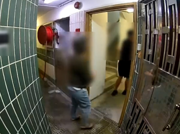网传宏福苑灾前楼内“监视器画面”！热心男急狂按火警铃无反应（组图） - 2