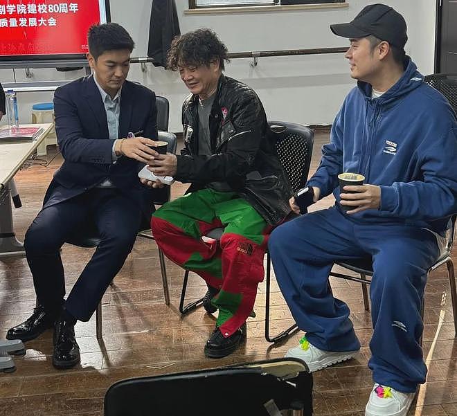 郑恺晒与陈赫等10人合影,被扒P掉7处烟盒打火机,遭吐槽一群老登(组图) - 16