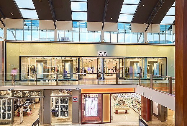 在Westfield Doncaster,女生脱了试衣服,陌生男一把拉开帘子(组图) - 3
