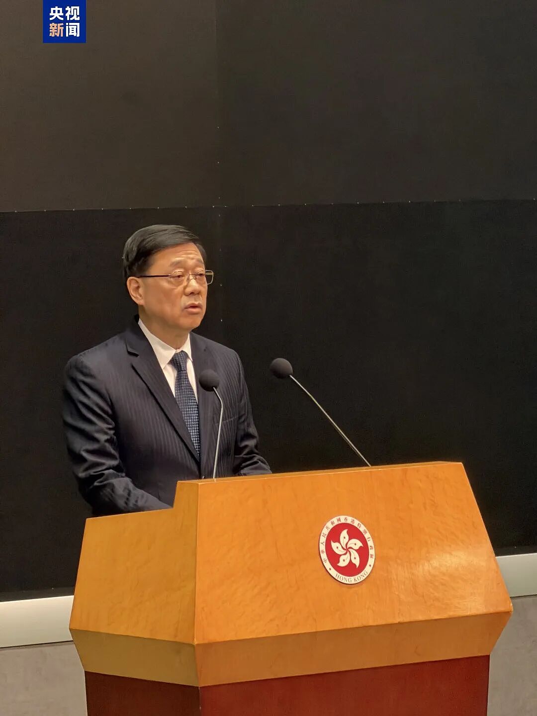 李家超就香港火灾再发声：装修工程涉舞弊，有预谋用不合规非阻燃围网，将追责到底（组图） - 1