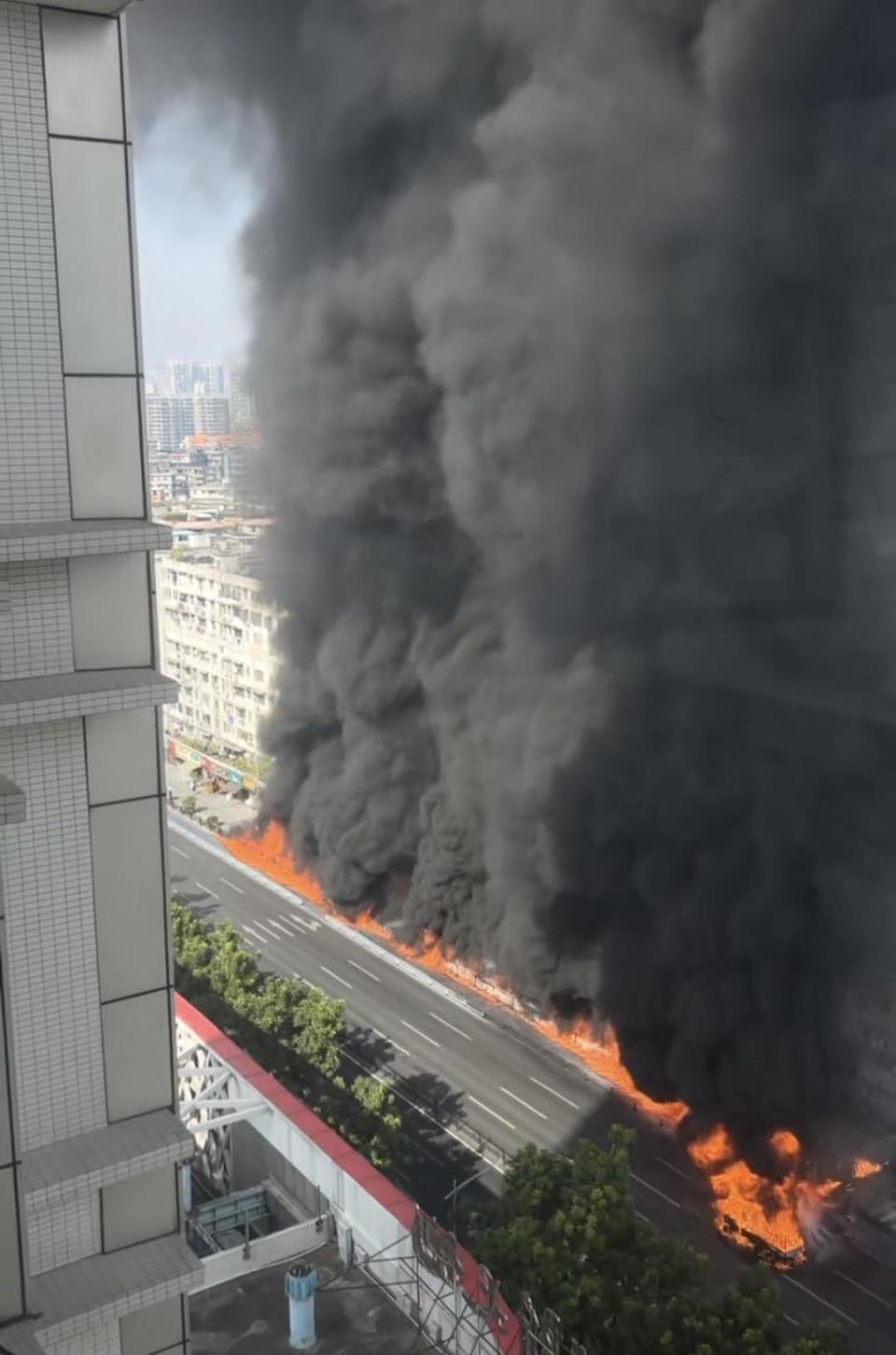 广州一路段火势蔓延几十米，周边商铺员工：货车疑漏油导致火势蔓延 当地通报称明火已扑灭（视频/组图） - 1