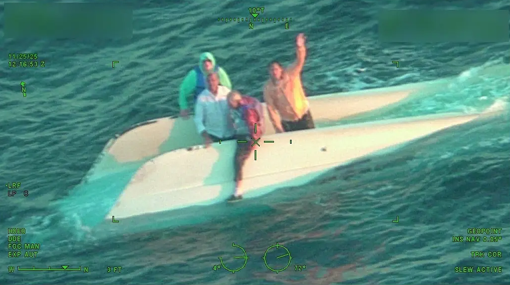 美国4名男子出海庆生遇翻船事故，海上漂流约20小时后获救，其中一人年龄90岁（组图） - 1