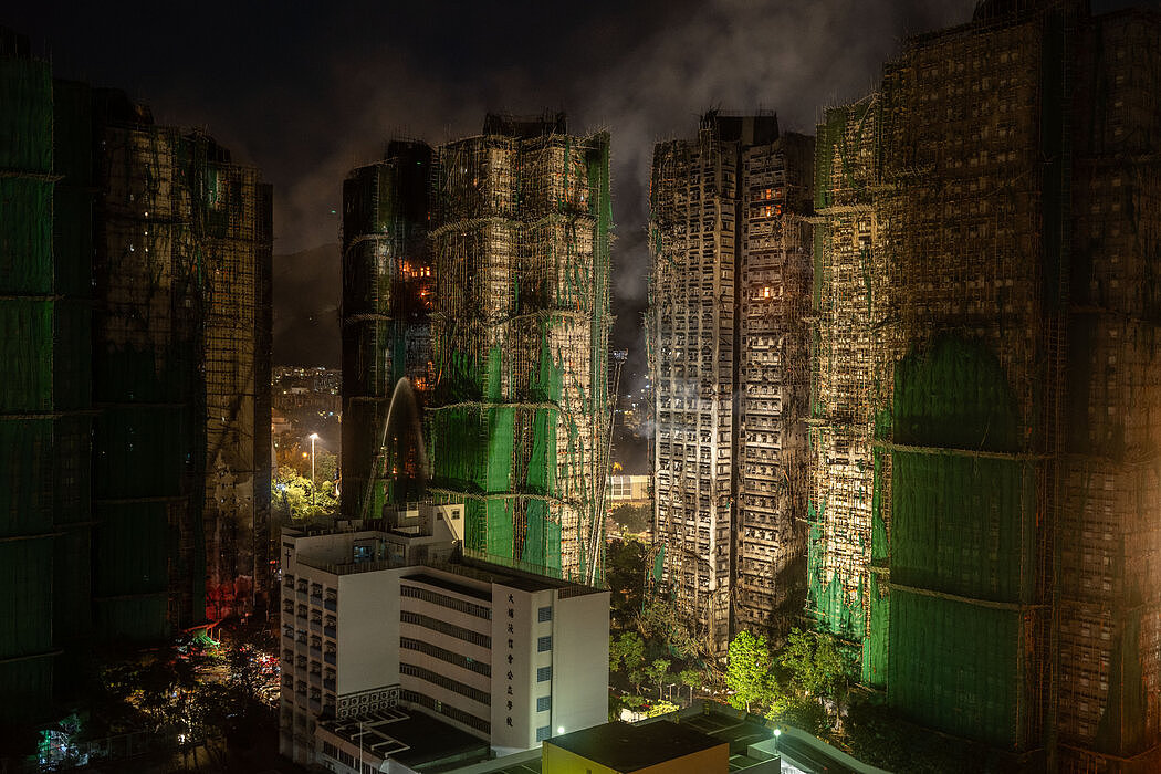 宏福苑大火调查:港府称建筑外墙棚网不符合阻燃标准(组图) - 1