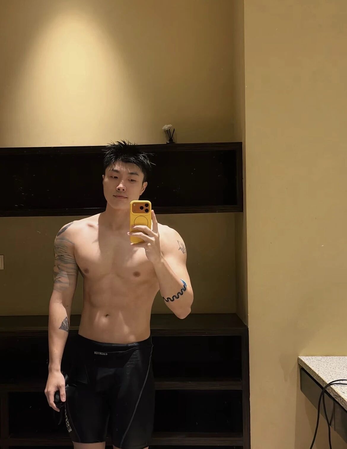 【帅哥】抖音很火的健身小哥，健身房里各种凹造型，这胸肌也太棒了（组图） - 8
