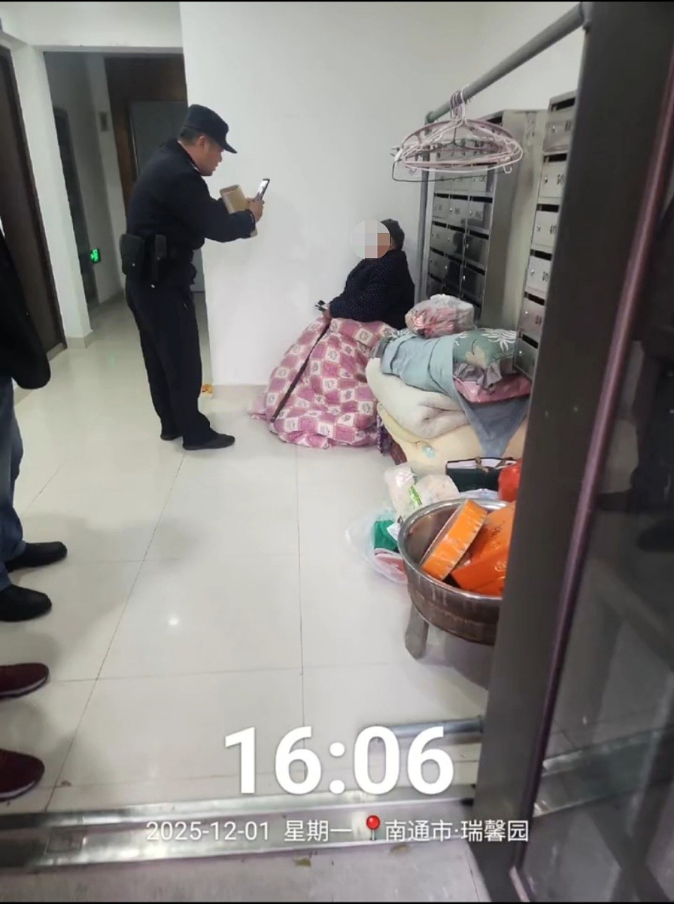 江苏南通94岁老人被发现在楼道打地铺！3儿2女不见踪影（视频/组图） - 4
