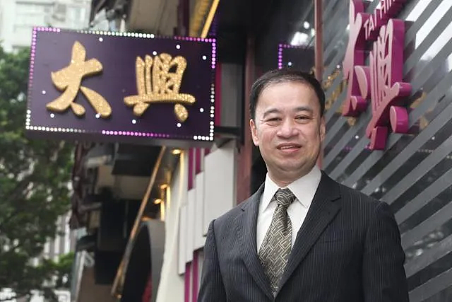 时代落幕!香港最后一位“草根皇帝”离世,留下17亿身家...(组图) - 6