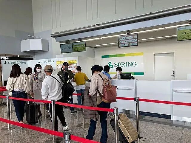 细节曝光！中国男子耍横大闹机舱，东京飞上海航班被迫返航，200名乘客受牵连半夜睡机场（视频/组图） - 4