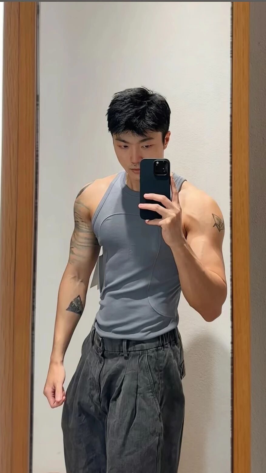 【帅哥】抖音很火的健身小哥，健身房里各种凹造型，这胸肌也太棒了（组图） - 4