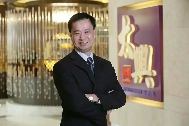 时代落幕!香港最后一位“草根皇帝”离世,留下17亿身家...(组图) - 1