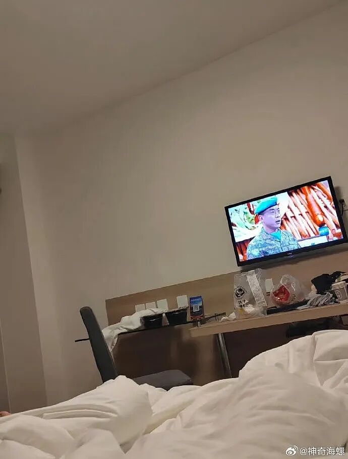 【爆笑】男朋友出差报备图是一个人住的吗？”​​​网友：男朋友穿黑色蕾丝bra（组图） - 2