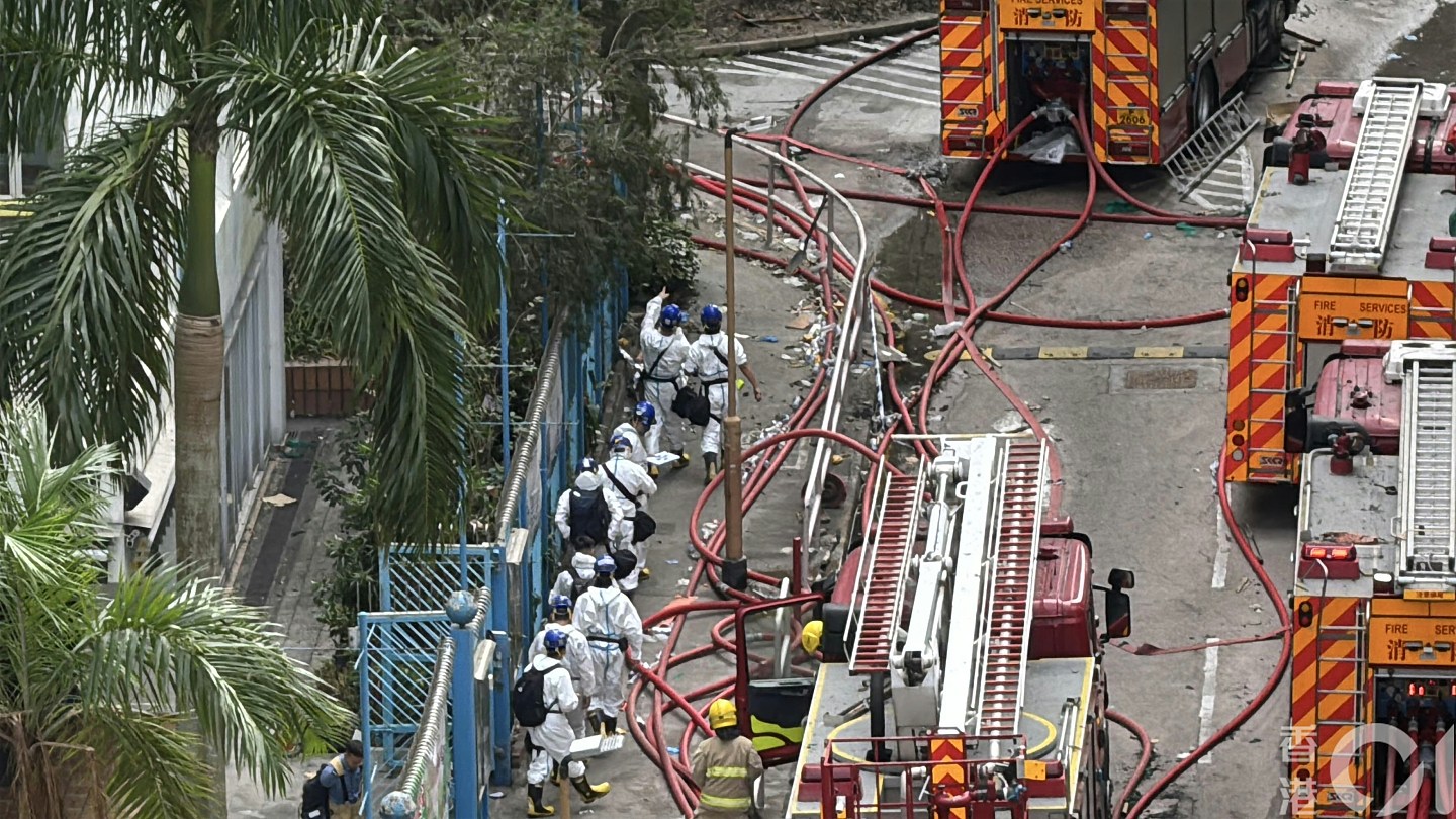 香港男子寻双亲见遗骸似相拥，内疚忆母最后说话，拥妻泪崩（组图） - 2