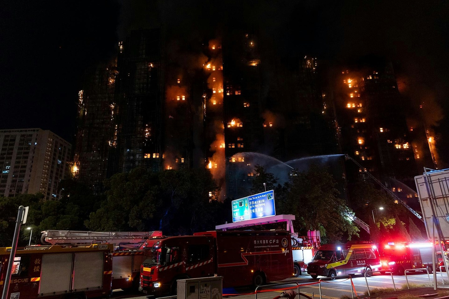 台网红八炯：香港大火事件“两三小时仅一辆消防车”言论惹怒网民（组图） - 5